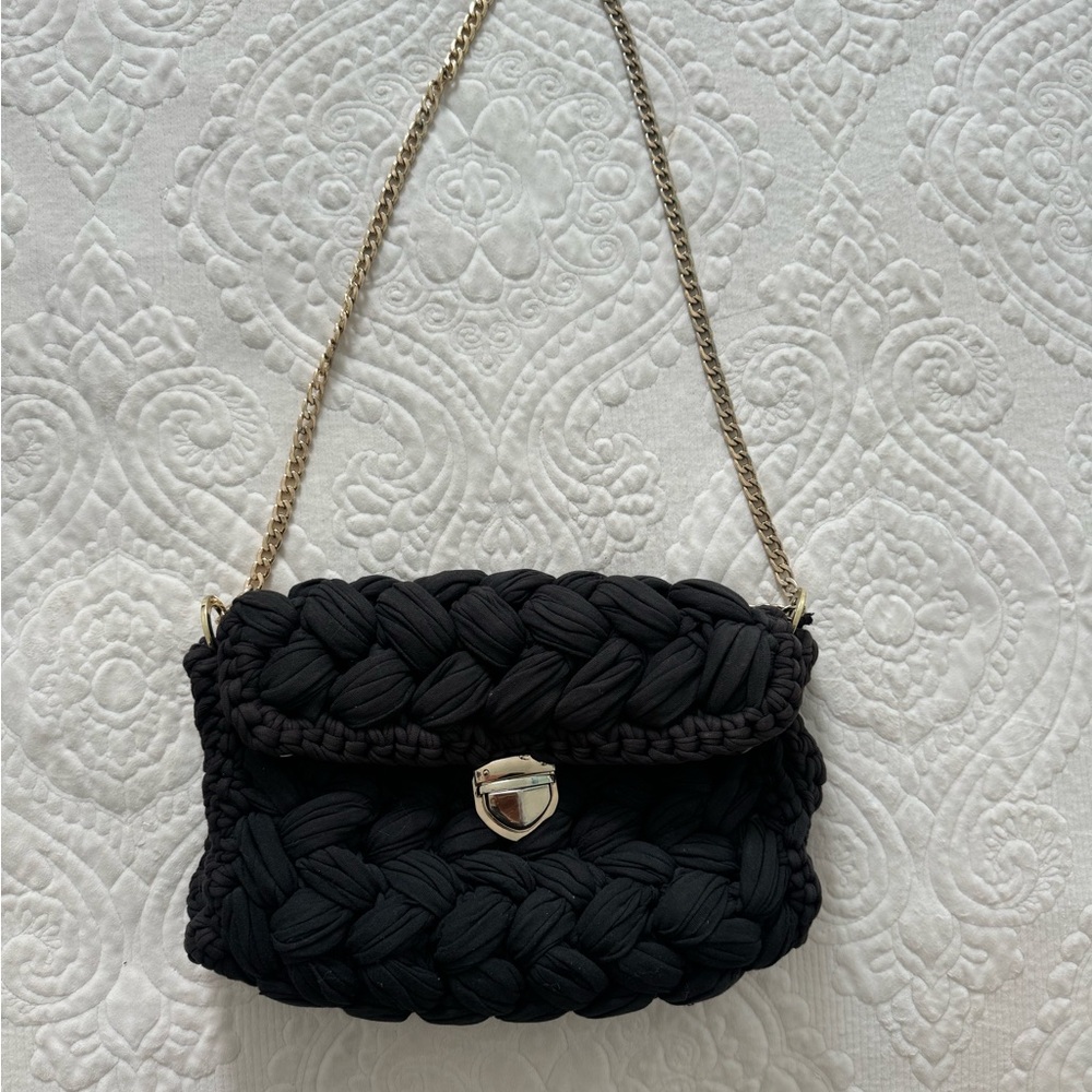 Chic Black Woven Shoulder Bag with Gold Chain
